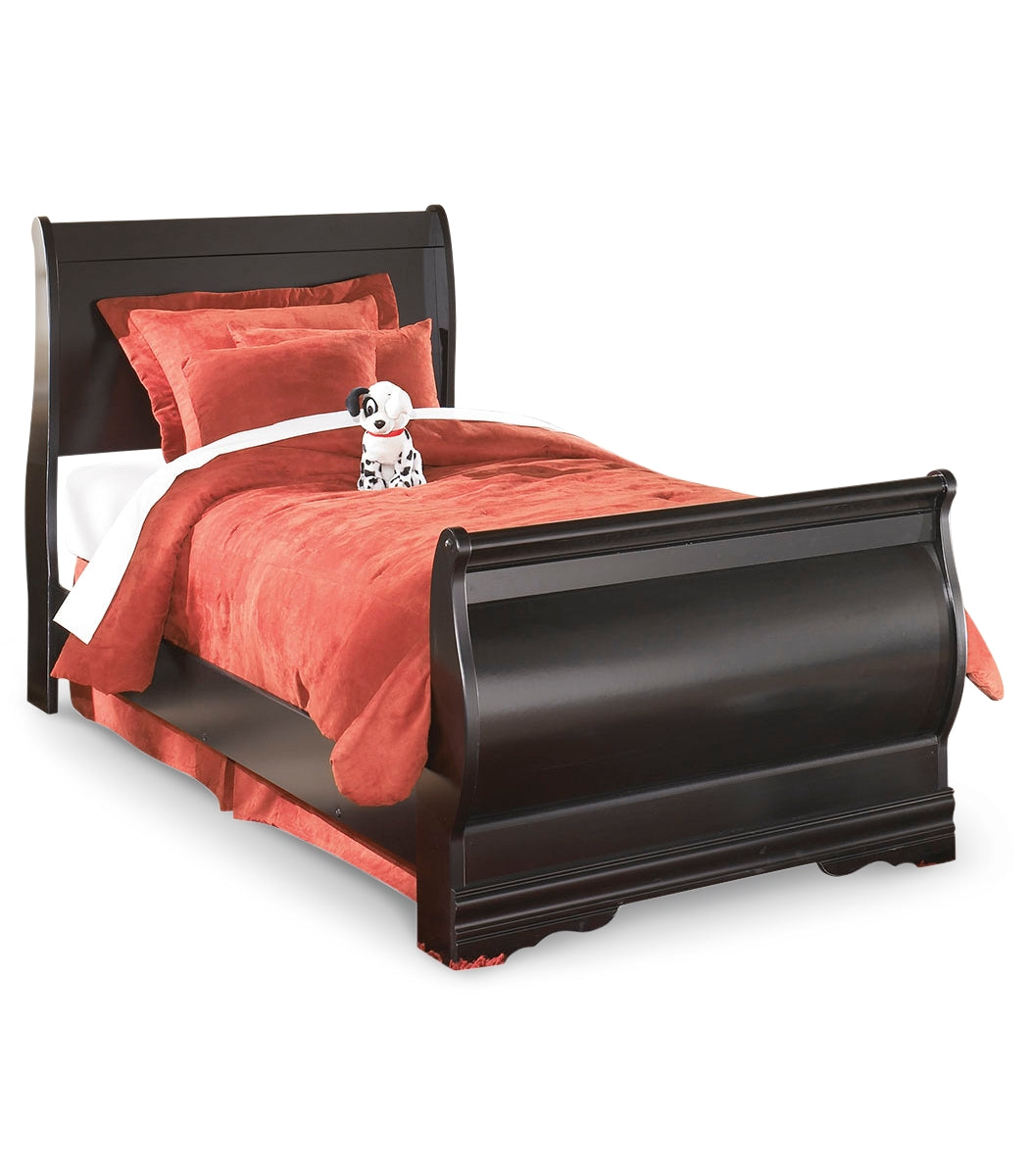 Huey Vineyard Full Sleigh Bed with Mirrored Dresser and Chest