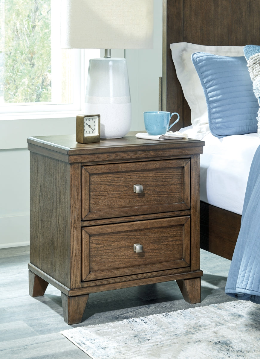 Shawbeck King Panel Bed with 2 Nightstands